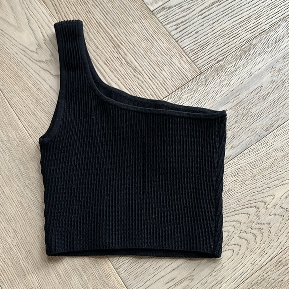 Aritzia Babaton Sculpt Knit One-Shoulder Cropped Tank in Black - Picture 3 of 4